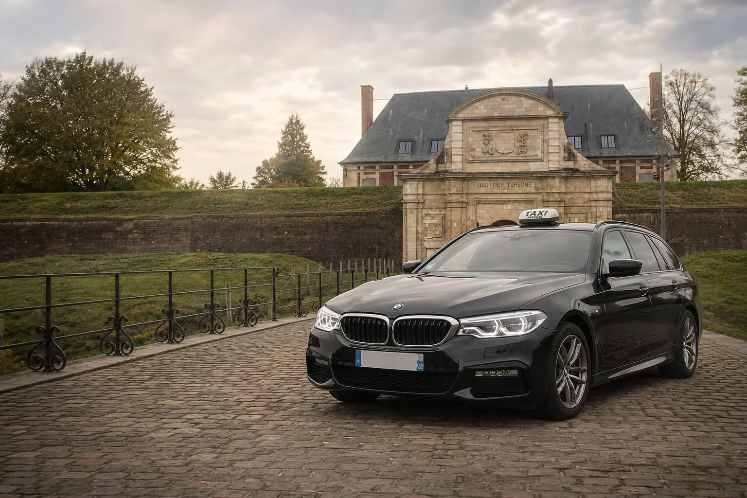 Un Taxi pour visiter Arras, une autre façon de découvrir la ville Taxis stationnés devant la Porte Royale de la citadelle d’Arras.