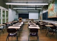 Transport scolaire en taxi avec 1 Taxi SVP à Arras et dans le Pas-de-Calais Salle de classe vide avec des tables et un écran de projection.