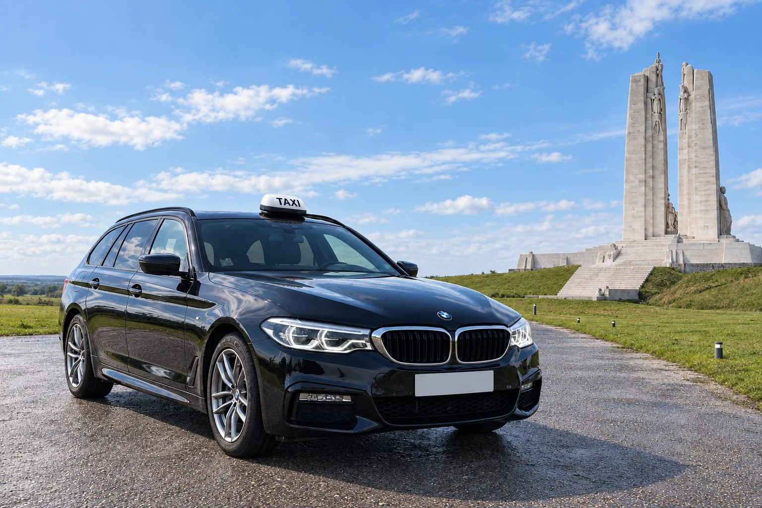 Une compagnie de taxi à Arras à votre disposition Pas-de-Calais Hauts-de-France Taxis stationnés devant un monument à deux hautes colonnes.